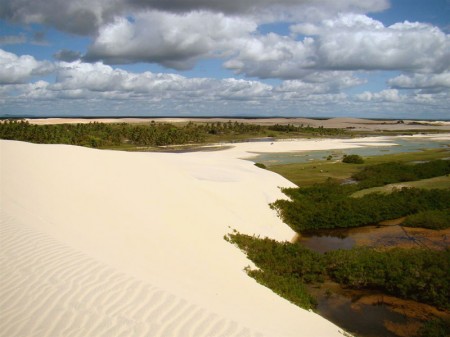 O contraste das dunas e o verde abundante