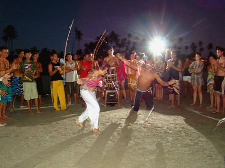 Roda de Capoeira na praia ao cair da noite