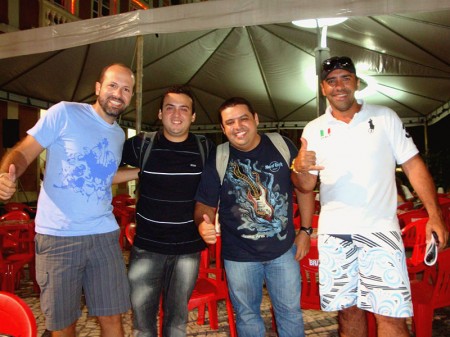 Com os blogueiros Átila Ximenes e Júnior Gomes (ao centro)