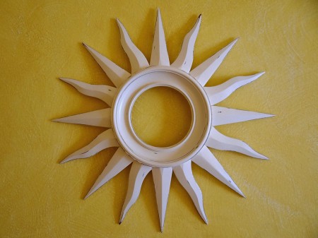 O sol é um dos objetos de decoração do quarto