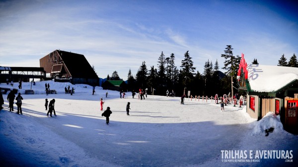 A pista de patinação no gelo é uma das atrações em Grouse Mountain
