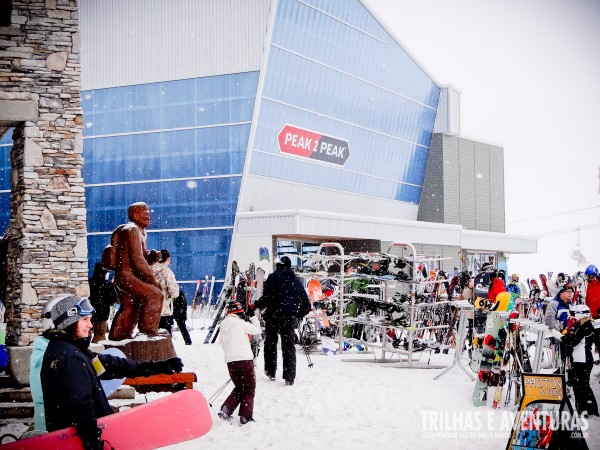 Lojas, restaurantes e "estacionamento" para skis e snowboards