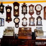 Coleção de relógios antigos em um restaurante de Paraty