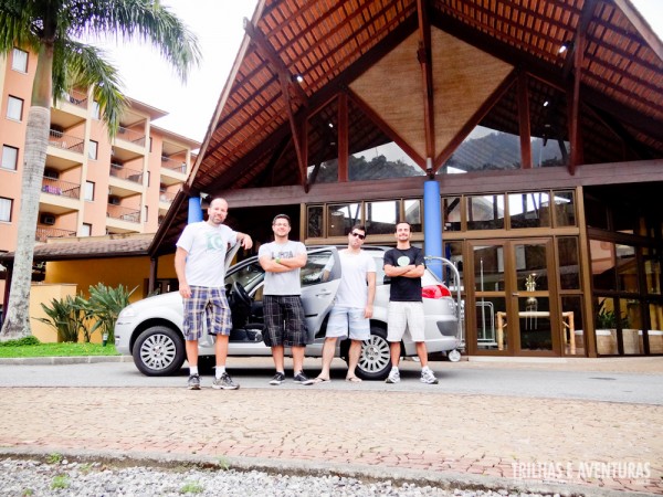 Com o carro alugado da Unidas em frente ao hotel Golden Tulip Porto Bali, em Angra dos Reis