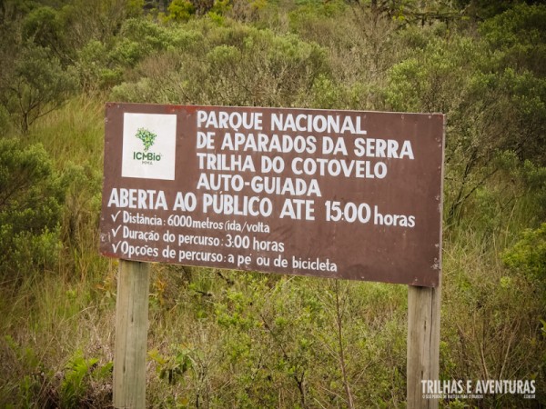 Placa informativa sobre a Trilha do Cotovelo, no Parque Nacional de Aparados da Serra
