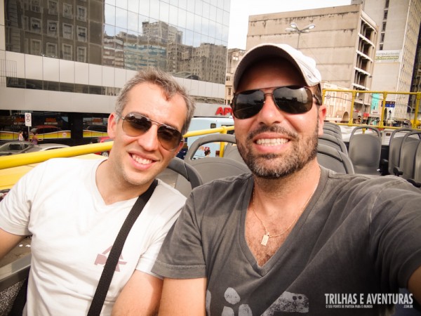 Eu e o Gleiber, do blog Andarilhos do Mundo, no City Tour em Porto Alegre