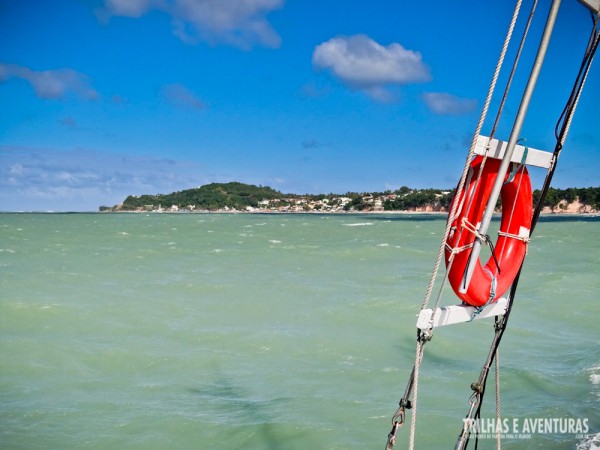 Mar verdinho e dia lindo de céu azul no passeio de barco em Pipa