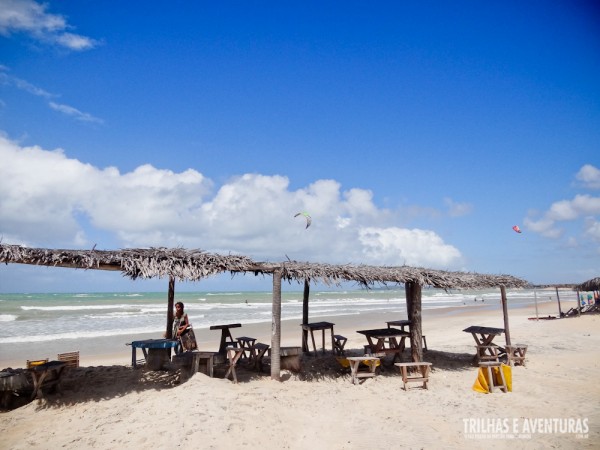 Barracas de praia simples, com mesas e cadeiras para os turistas