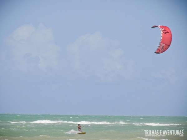 Apenas os mais experientes avançam com seus kites para o mar