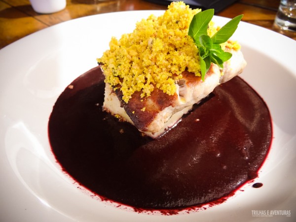 Restaurante Mergulhão - Atum grelhado ao Molho de Açaí e farofa crocante