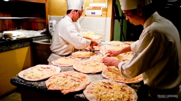 Equipe ágil e atenta a cada detalhe na produção das pizzas
