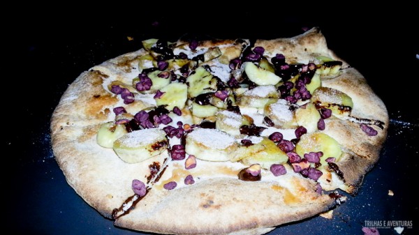 Sugestão: peça a pizza de banana com açúcar, canela e grãos de açaí