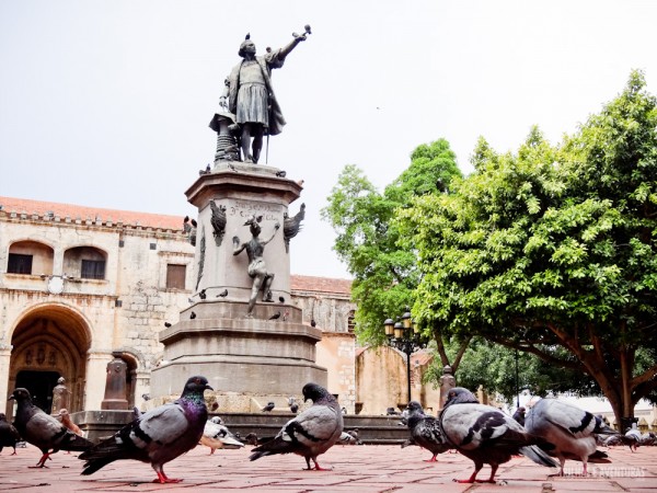 Praça com a estátua de Cristóvão Colombo