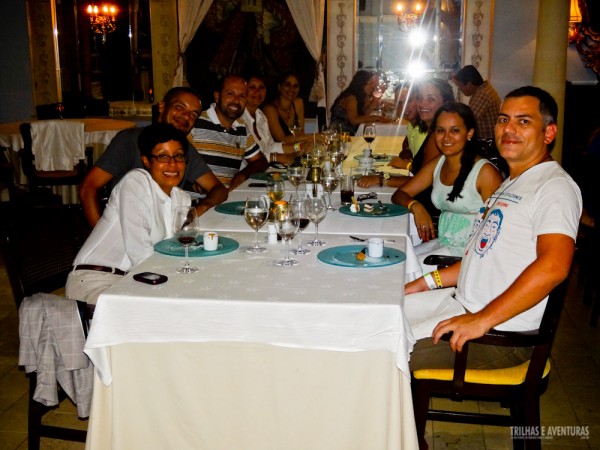 Grupo de jornalistas durante o jantar no restaurante