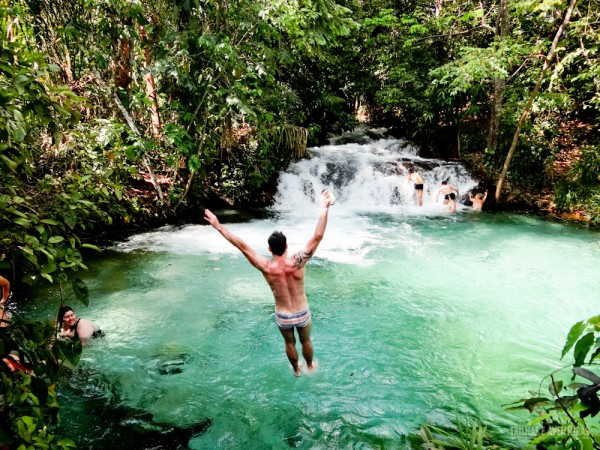 Jr Caimi (Tip Trips) pulando no poço da Cachoeira da Formiga - Jalapão