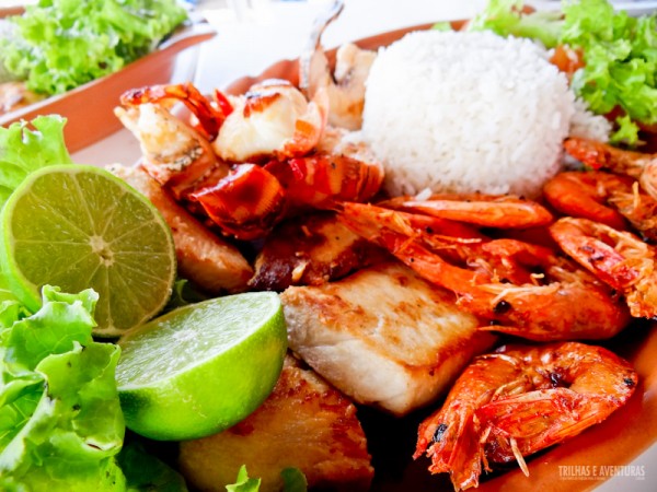 Mix de frutos do mar grelhados, com lagostas, camarões e peixe, em Flexeiras