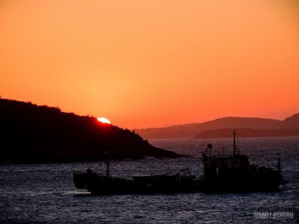 Pôr-do-sol visto da Pousada Byblos por trás dos morros de Búzios