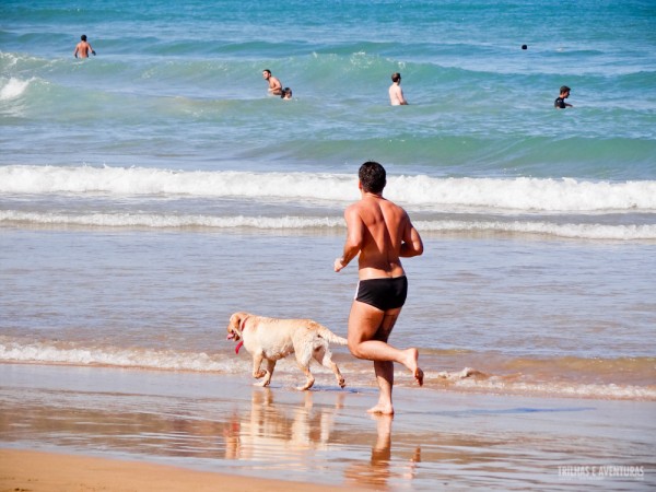 A Praia de Geribá reúne esportes de areia e mar e é perfeita para todos