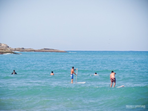 Praticantes de SUP e surf na Praia de Geribá, em Búzios