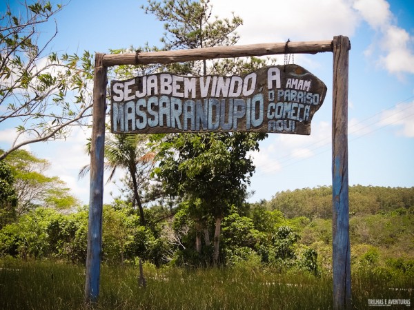 Placa de entrada para a Praia de Nudismo Massarandupió, na Bahia