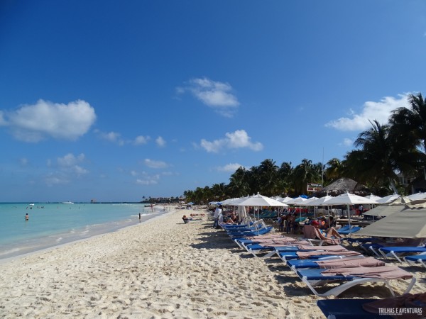 Espreguiçadeiras com guarda-sol em Playa Norte, Isla Mujeres