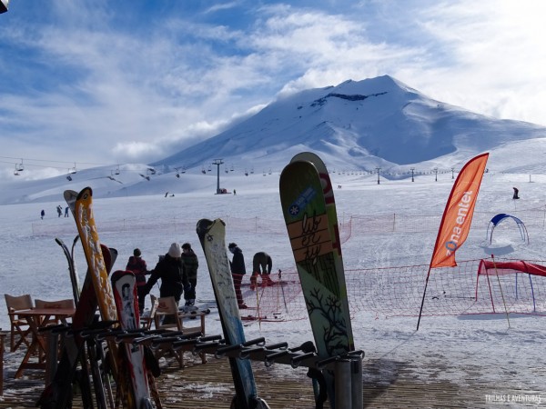 A base da estação de esqui possui restaurantes
