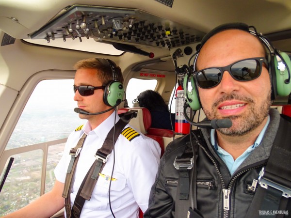Fui de co-piloto em um helicóptero super moderno para sobrevoar as Niagara Falls