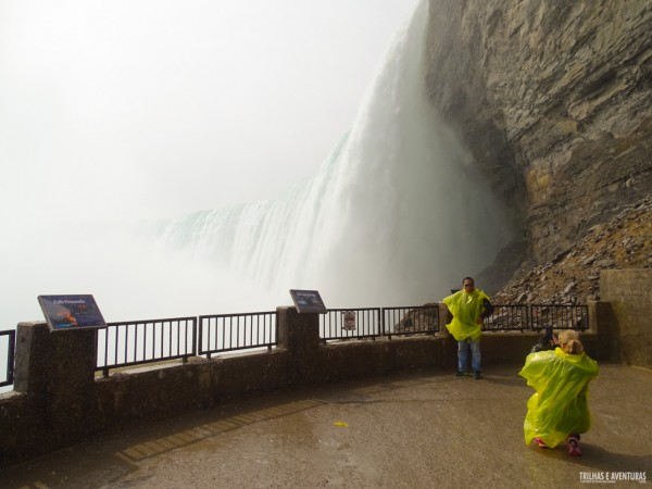 Tem que se molhar pra ver as Niagara Falls de pertinho!