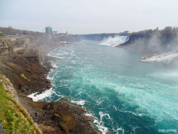 Vista de Niagara Falls das passarelas superiores