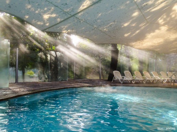 Essa luz natural nas piscinas das Termas Huife é incrível
