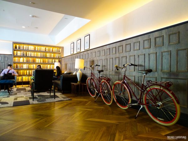 Bikes a disposição dos hóspedes no lobby do Kimpton Mason and Rook Hotel