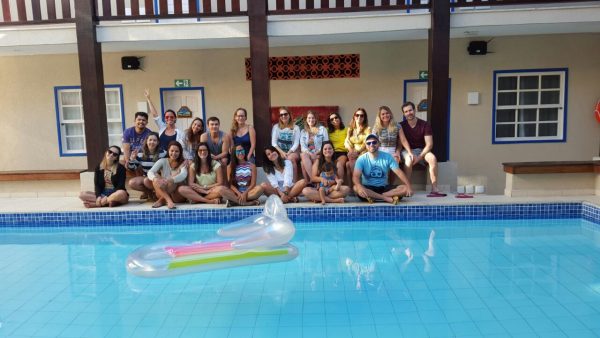 Blogueiros reunidos na piscina da Pousada da Prainha, em Arraial do Cabo