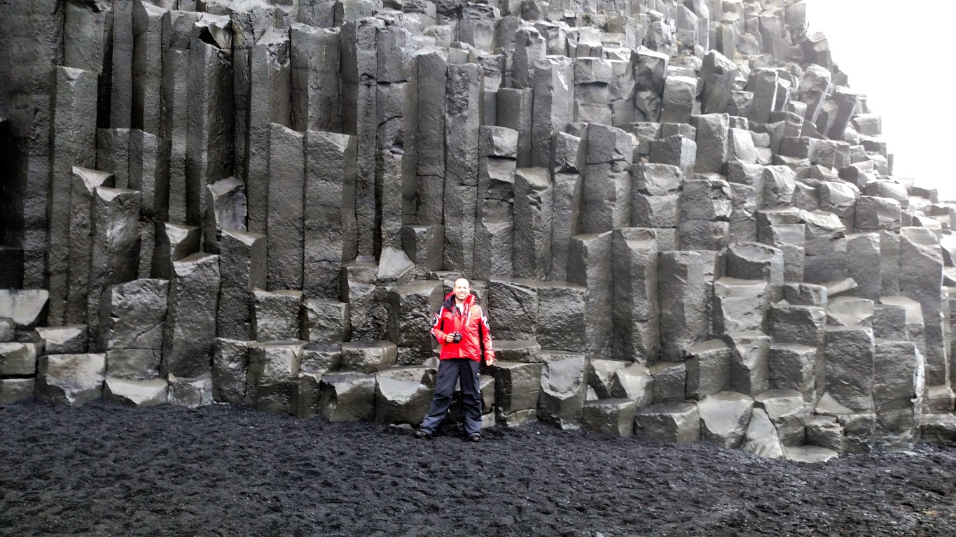 Colunas de basalto da caverna em Reynisfjara Black Sand Beach