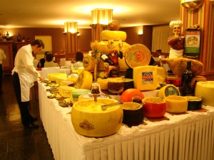 Hotel Bella Itália - Mesa de queijos na Noite Italiana