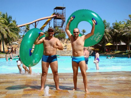 Diversão também na piscina de ondas