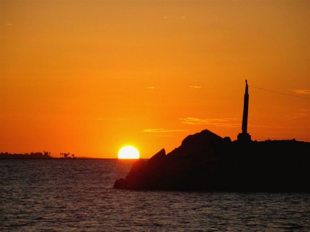 Um belíssimo pôr-do-sol no mar de Fortaleza