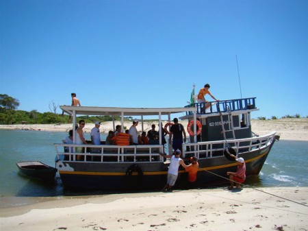 O barco para praticamente em cima da areia