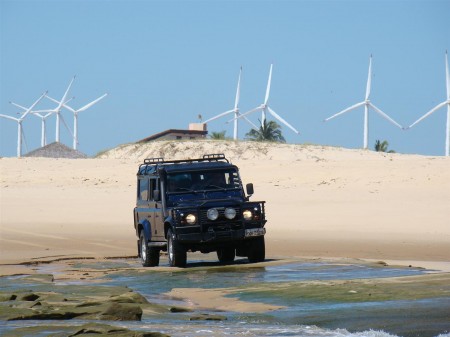 A Land Rover e o parque eólico ao fundo