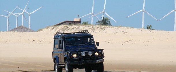 A Land Rover e o parque eólico ao fundo