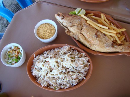 Peixe-frito e Baião de Dois na parada para o almoço em Flexeiras