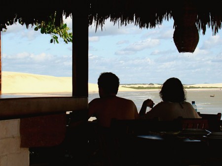 A vista do restaurante da Pousada Jeribá durante o café da manhã