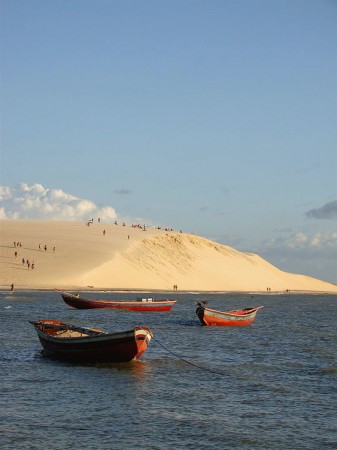 Aos poucos as pessoas vão chegando para assistir ao pôr-do-sol