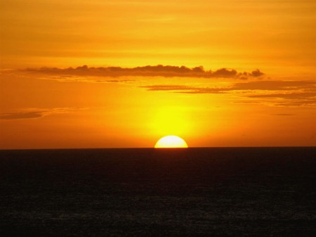 O mágico momento que o sol toca o mar