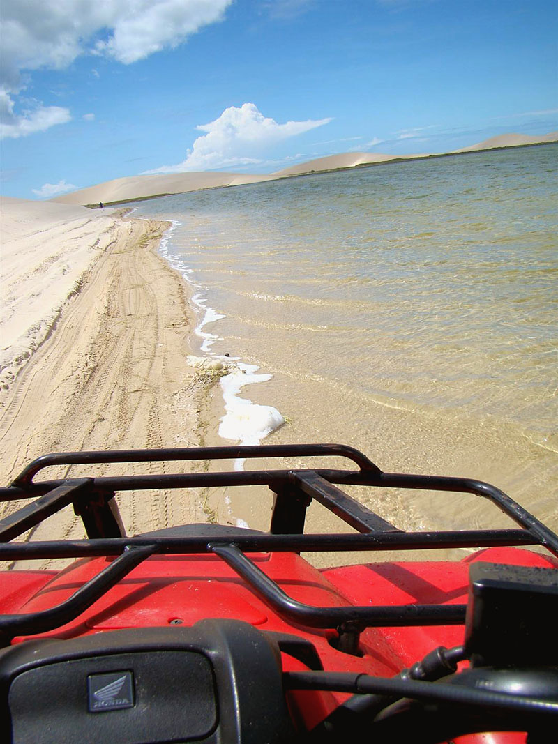 A diversão é garantida no passeio de quadriciclo pelas dunas e lagoas