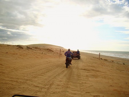 Caminho pela praia até a Pedra Furada