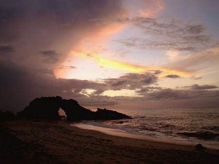 Muitas nuvens no pôr-do-sol na Pedra Furada