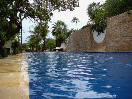 Piscina com com borda infinita e cascata