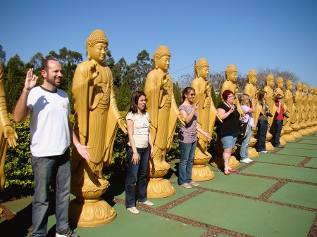 Imitando as estátuas no Templo Budista