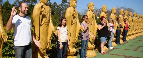 Imitando as estátuas no Templo Budista