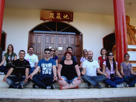 Descansando nas escadas do Templo Budista